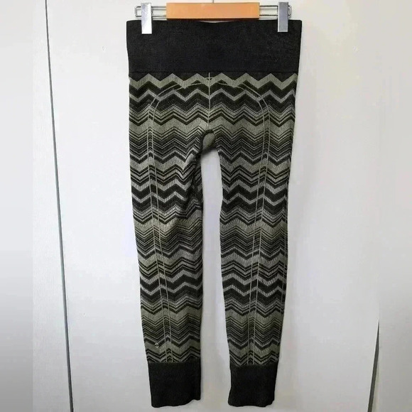 LULULEMON EBB TO STREET (no size tag i guess a 6? ) look  at measures - Picture 6 of 10